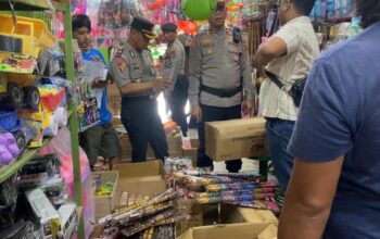 Polresta Padang razia petasan di Pasar Raya. (dok. istimewa)