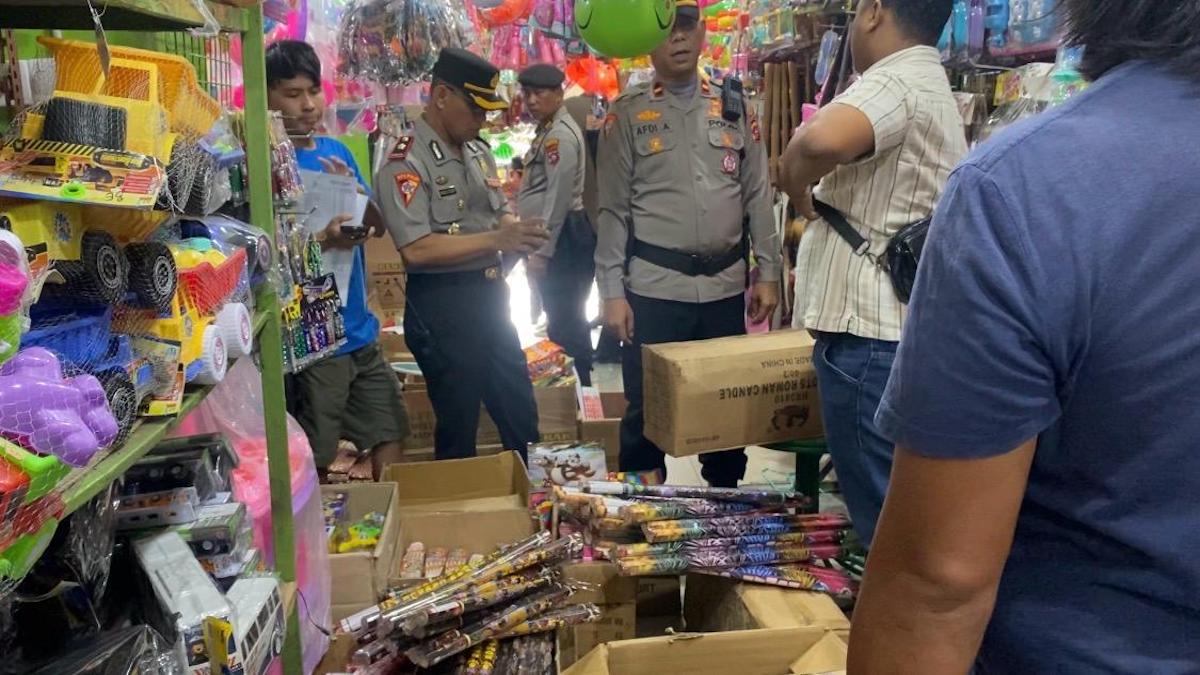 Polresta Padang razia petasan di Pasar Raya. (dok. istimewa)