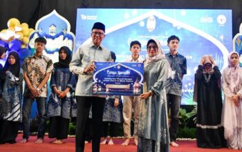 SIG serahkan santunan saat Safari Ramadan ke PT Semen Padang. (dok. istimewa)