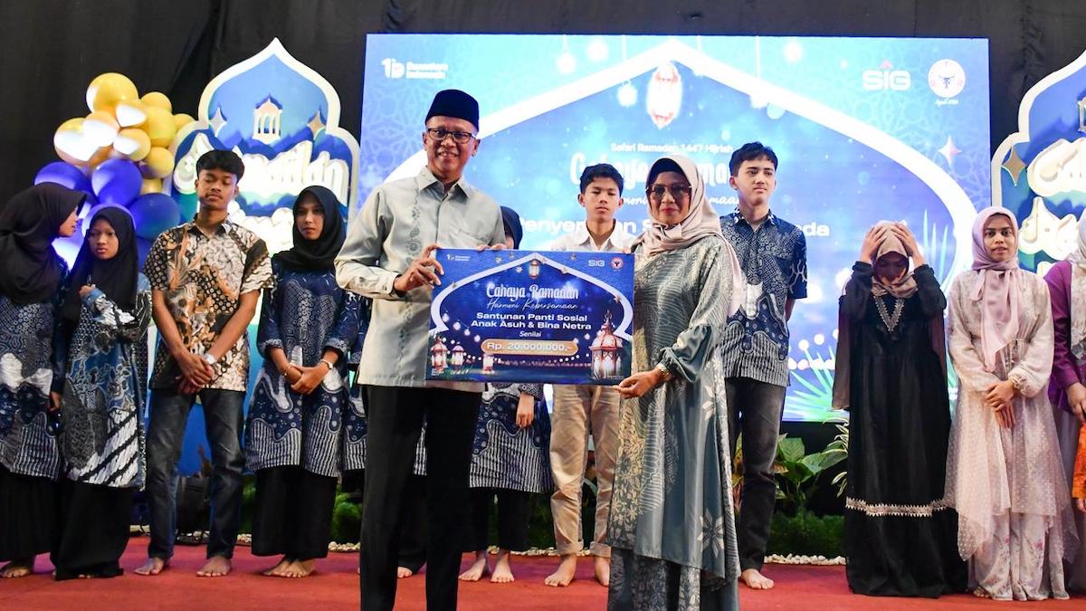 SIG serahkan santunan saat Safari Ramadan ke PT Semen Padang. (dok. istimewa)