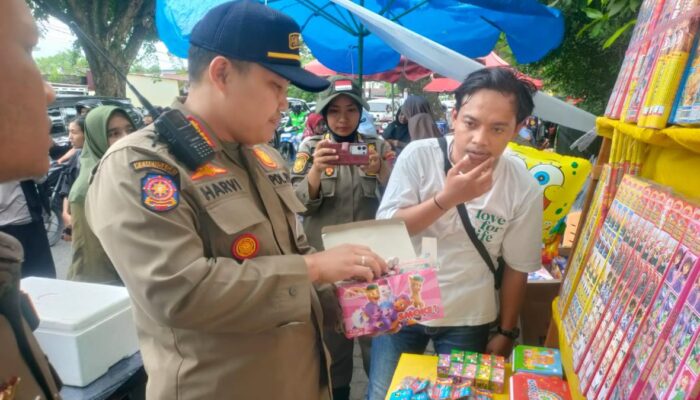 Satpol PP Padang Tertibkan PKL Penjual Petasan Selama Ramadan