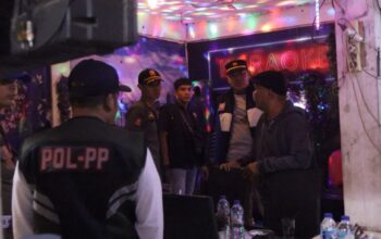 Satpol PP Padang tertibkan tempat karaoke pada malam Ramadan di Padang. (dok. istimewa)
