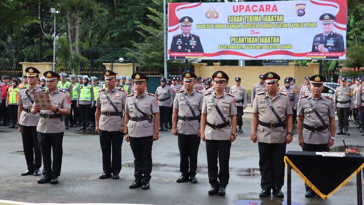 Sertijab empat Kapolsek dan dua Kasat di jajaran Polresta Padang. (dok. istimewa)