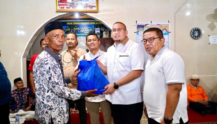 Andre Rosiade Bagikan 1.000 Paket Sembako di Tigo Lurah, Kabupaten Solok